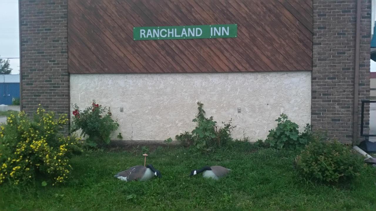 Ranchland Inn Nanton Exteriér fotografie