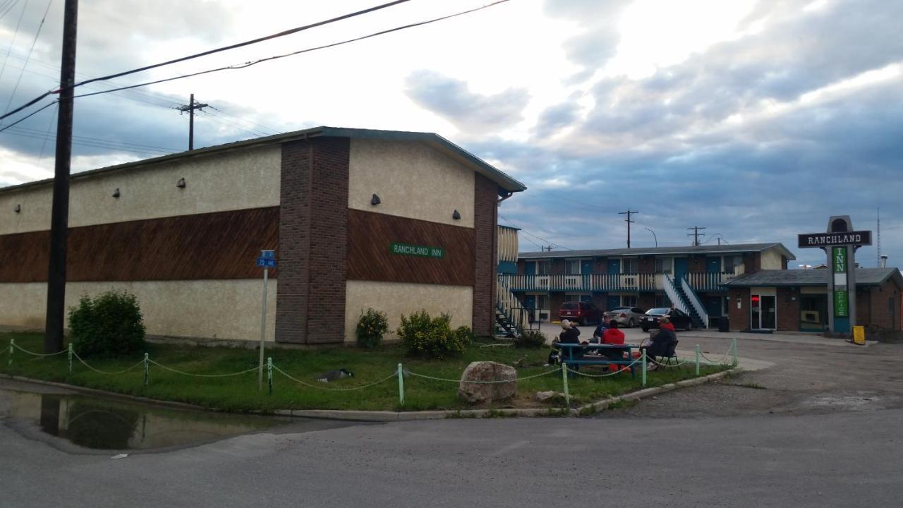 Ranchland Inn Nanton Exteriér fotografie