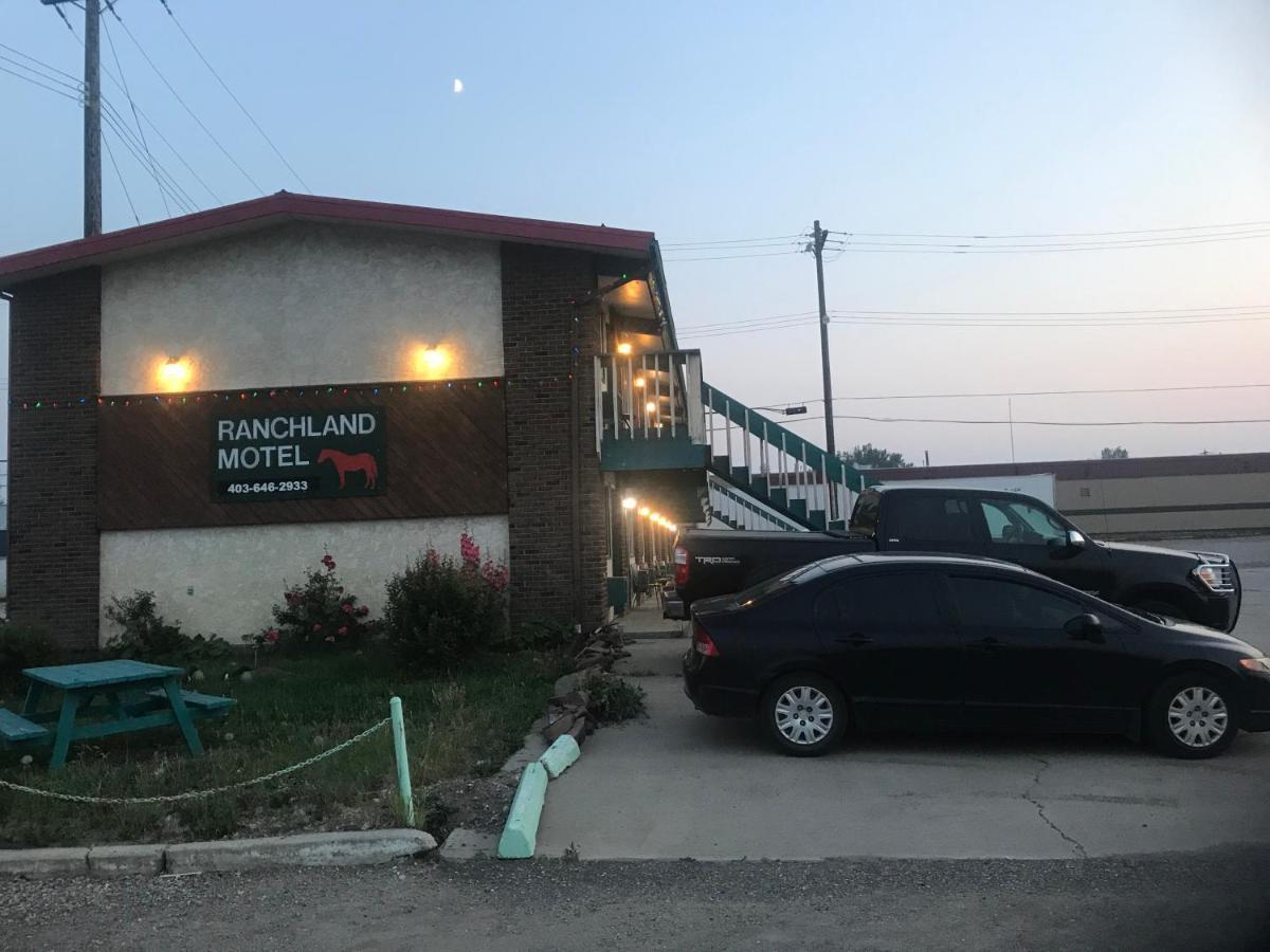 Ranchland Inn Nanton Exteriér fotografie