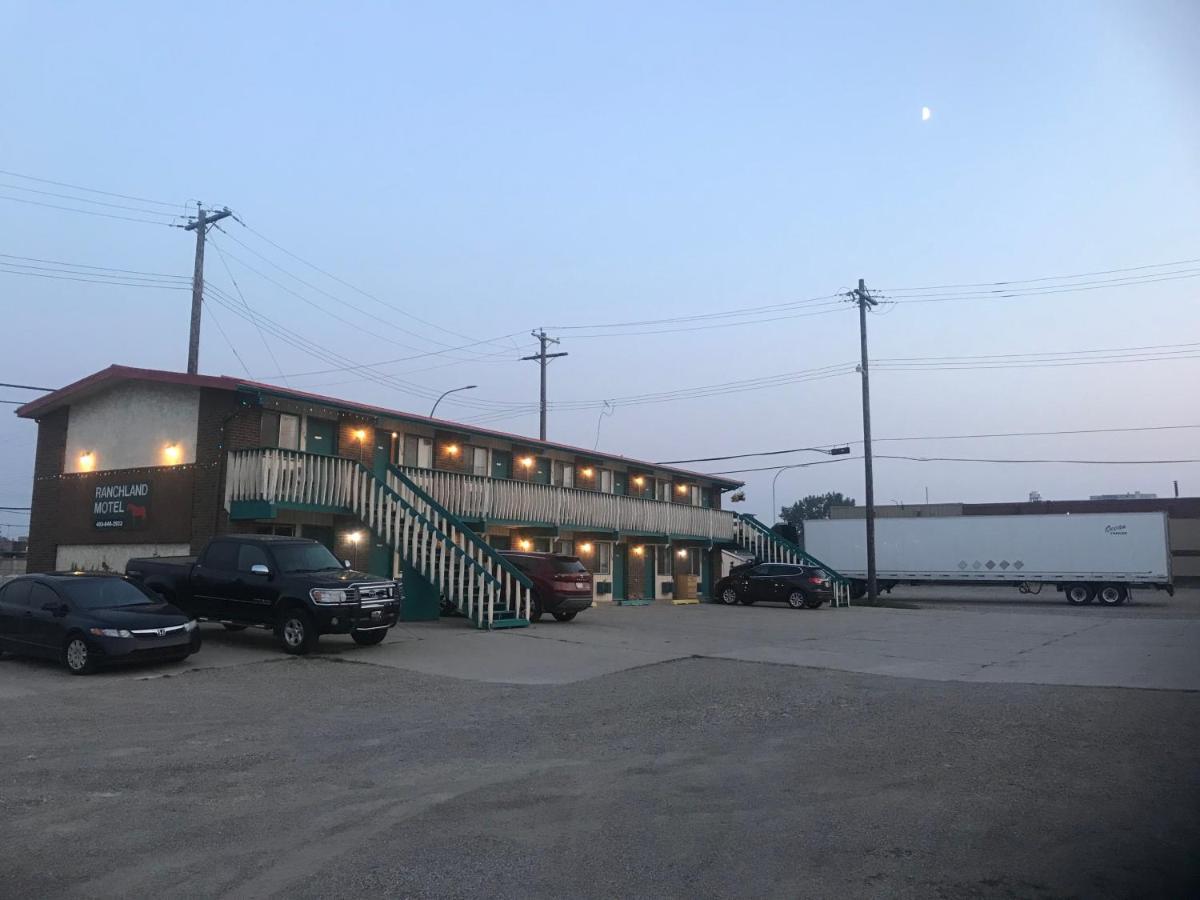 Ranchland Inn Nanton Exteriér fotografie