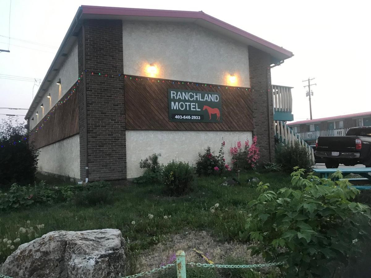 Ranchland Inn Nanton Exteriér fotografie