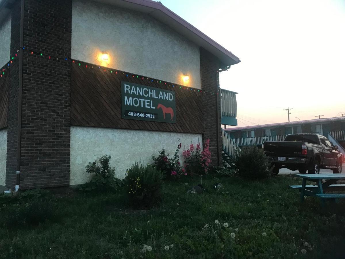 Ranchland Inn Nanton Exteriér fotografie
